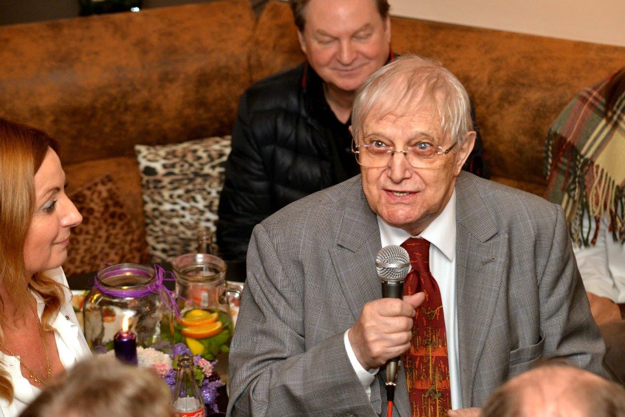 IMAGE: Jiří Suchý v Galerii Azyl